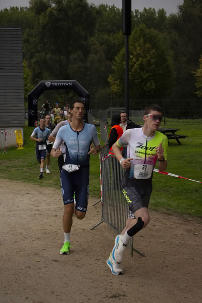 Een deelnemer op het looprondje langs het water van De Gavers.