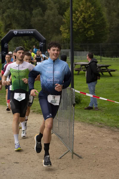 Een deelnemer op het looprondje langs het water van De Gavers.