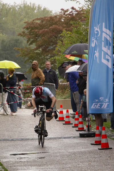 Een deelnemer op het fietsparcours.