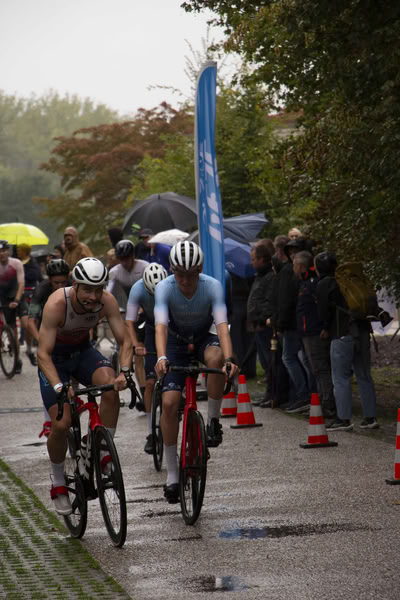 Een deelnemer op het fietsparcours.