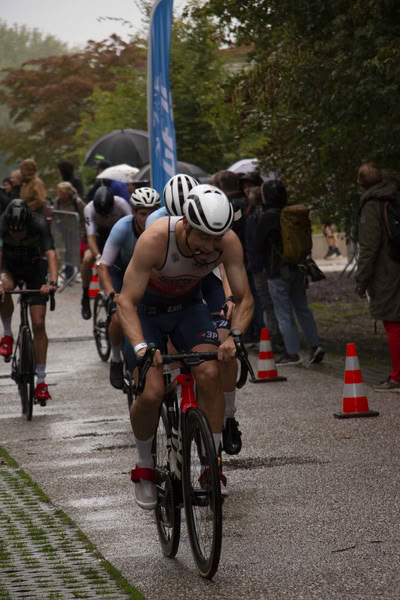 Een deelnemer op het fietsparcours.