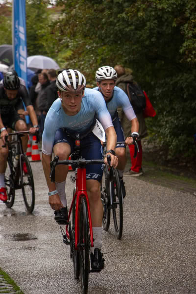 Een deelnemer op het fietsparcours.