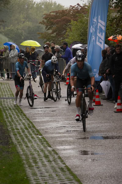 Een deelnemer op het fietsparcours.