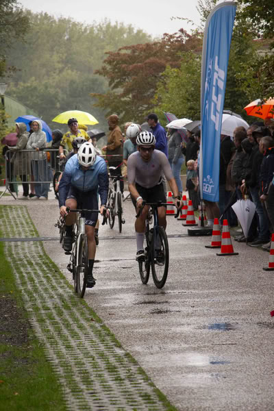 Een deelnemer op het fietsparcours.
