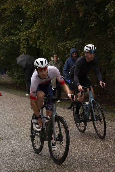 Een deelnemer op het fietsparcours.