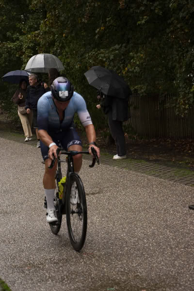Een deelnemer op het fietsparcours.