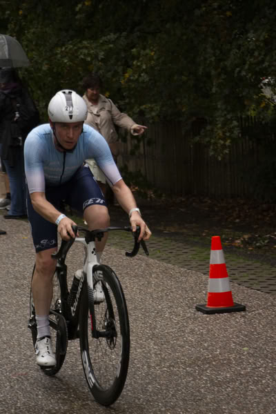 Een deelnemer op het fietsparcours.
