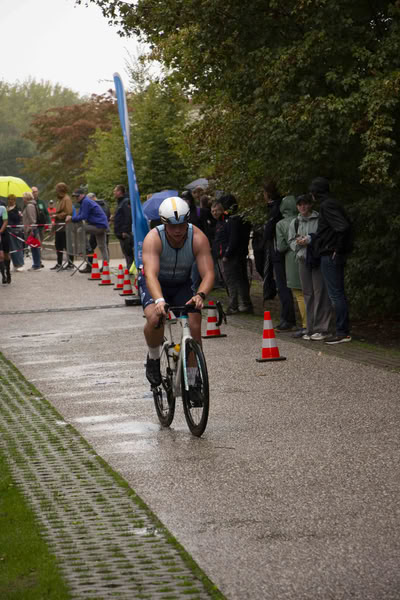 Een deelnemer op het fietsparcours.