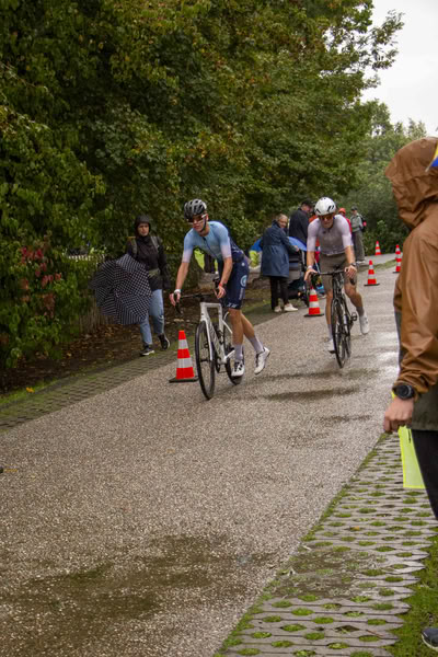 Een deelnemer op het fietsparcours.