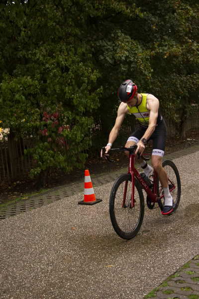 Een deelnemer op het fietsparcours.