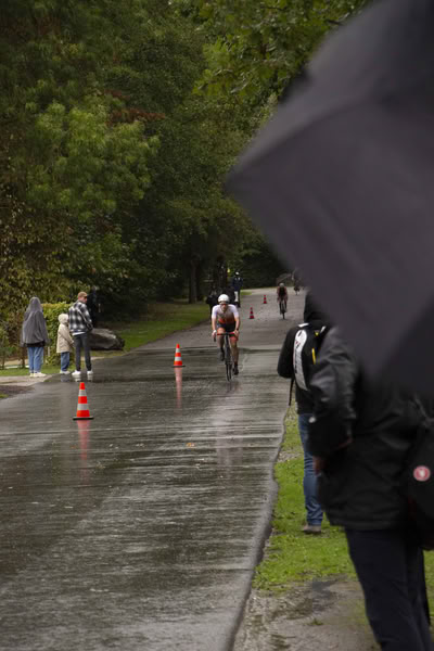 Een deelnemer op het fietsparcours.
