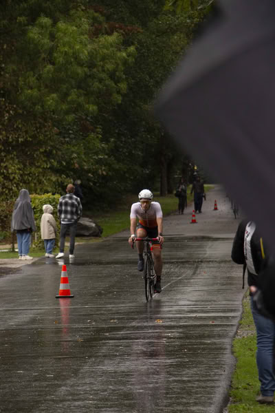 Een deelnemer op het fietsparcours.