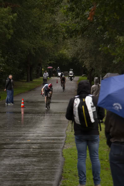 Een deelnemer op het fietsparcours.