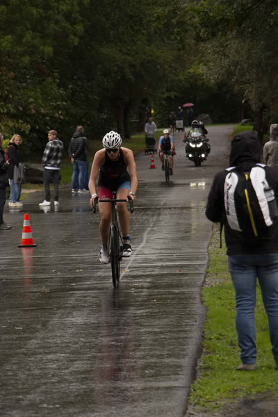 Een deelnemer op het fietsparcours.