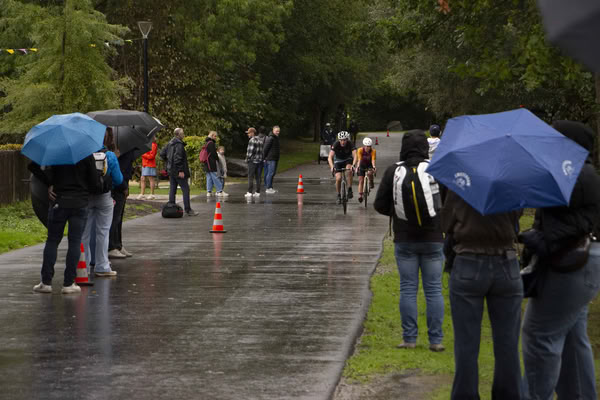 Een deelnemer op het fietsparcours.