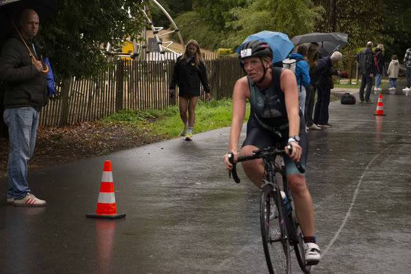 Een deelnemer op het fietsparcours.