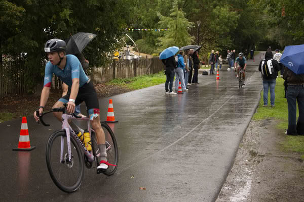 Een deelnemer op het fietsparcours.