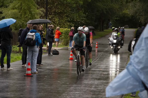 Een deelnemer op het fietsparcours.