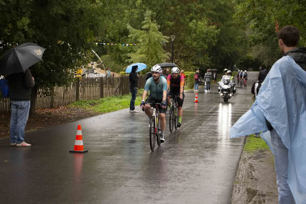 Een deelnemer op het fietsparcours.