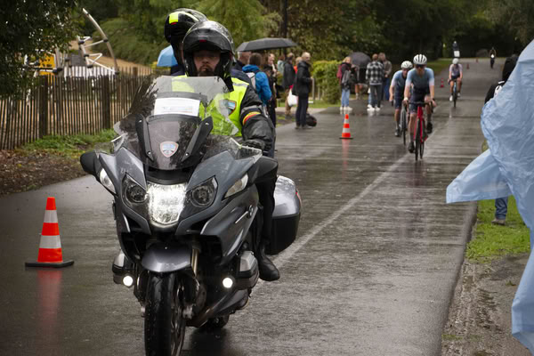 Een deelnemer op het fietsparcours.