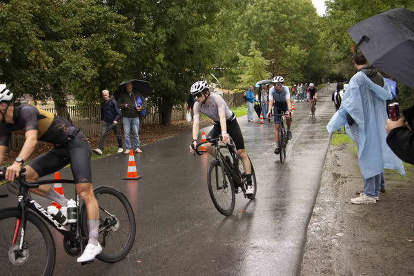 Een deelnemer op het fietsparcours.