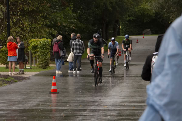Een deelnemer op het fietsparcours.