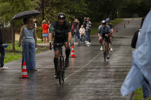 Een deelnemer op het fietsparcours.