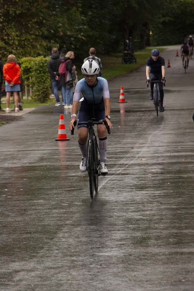 Een deelnemer op het fietsparcours.