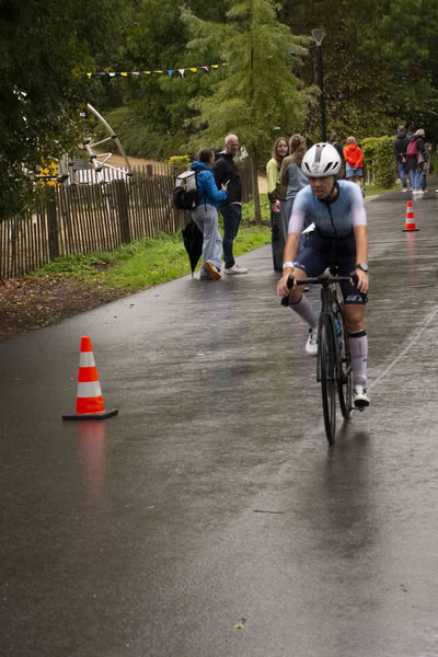 Een deelnemer op het fietsparcours.