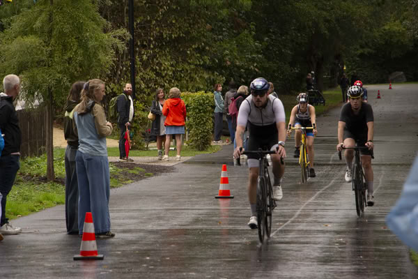 Een deelnemer op het fietsparcours.