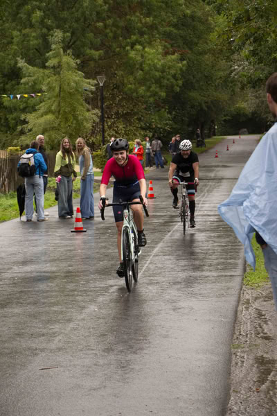 Een deelnemer op het fietsparcours.