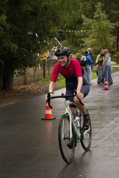 Een deelnemer op het fietsparcours.