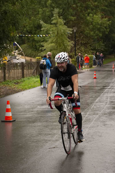 Een deelnemer op het fietsparcours.