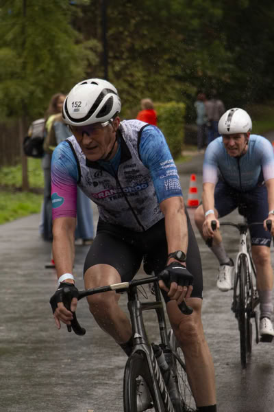 Een deelnemer op het fietsparcours.