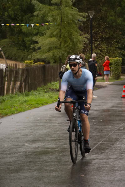 Een deelnemer op het fietsparcours.