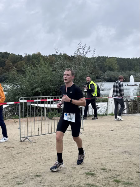 Een deelnemer op het looprondje langs het water van De Gavers.