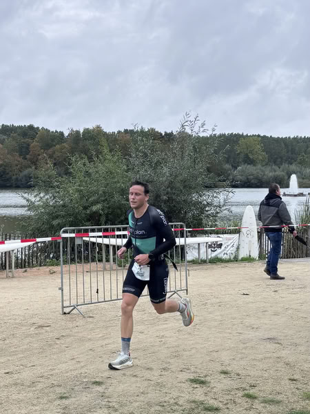 Een deelnemer op het looprondje langs het water van De Gavers.
