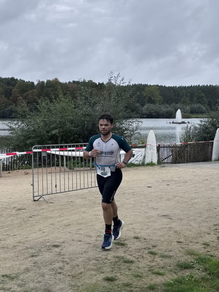 Een deelnemer op het looprondje langs het water van De Gavers.