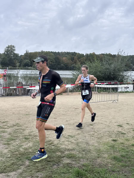 Een deelnemer op het looprondje langs het water van De Gavers.