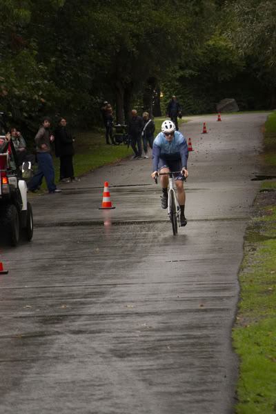 Een deelnemer op het fietsparcours.