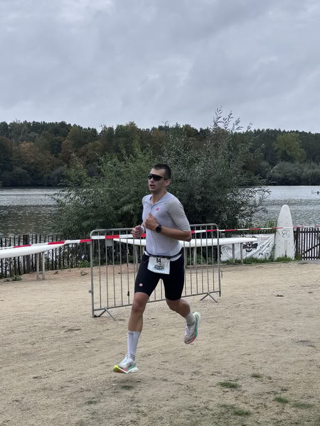 Een deelnemer op het looprondje langs het water van De Gavers.