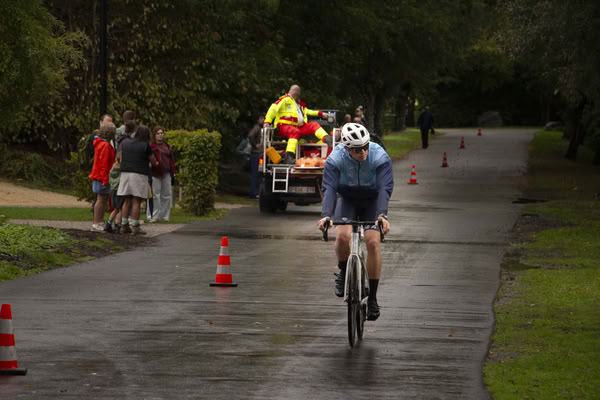 Een deelnemer op het fietsparcours.