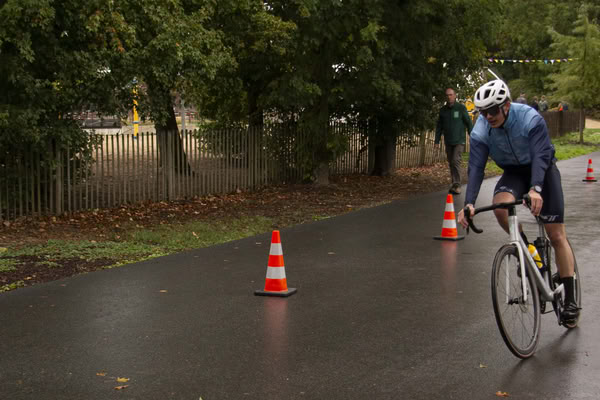 Een deelnemer op het fietsparcours.