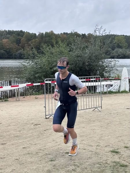 Een deelnemer op het looprondje langs het water van De Gavers.