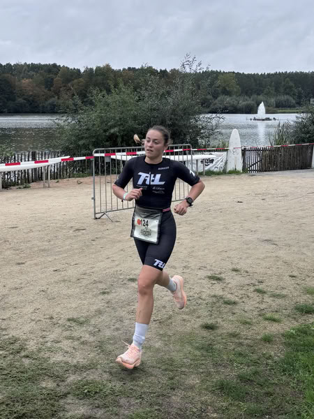 Een deelnemer op het looprondje langs het water van De Gavers.