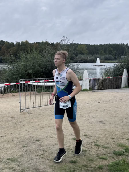 Een deelnemer op het looprondje langs het water van De Gavers.