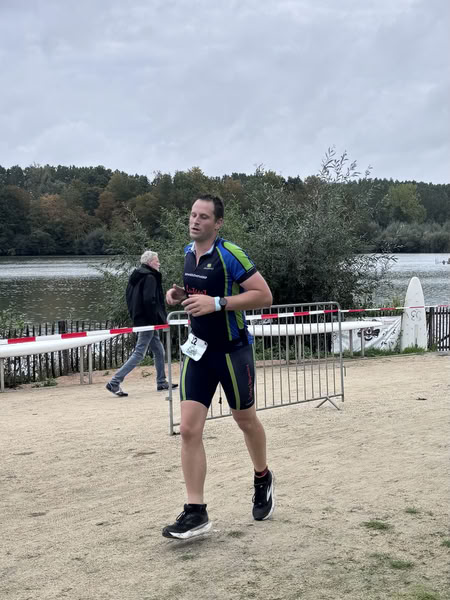 Een deelnemer op het looprondje langs het water van De Gavers.