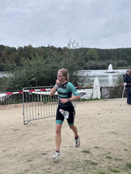 Een deelnemer op het looprondje langs het water van De Gavers.