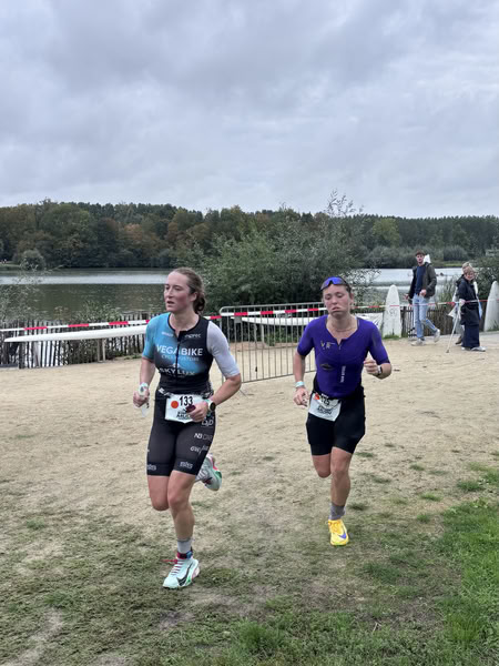 Een deelnemer op het looprondje langs het water van De Gavers.