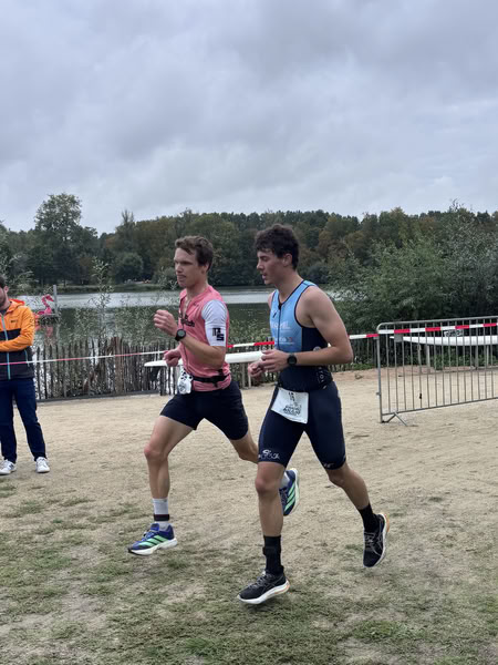 Een deelnemer op het looprondje langs het water van De Gavers.